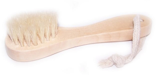 Cepillo exfoliante facial. De madera